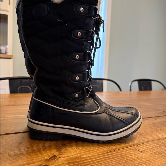 Global Win Black Winter Boots with White Fur Lining - Picture 2 of 3